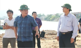 Ông Nguyễn Thanh Tùng, Bí thư Tỉnh ủy Bình Định trực tiếp kiểm tra hiện trường doanh nghiệp lấp đầm Thị Nại. Ảnh: Tr.Định 