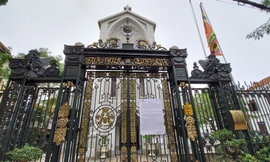 Nhà thờ Hàm Long thông báo về việc hạn chế thánh lễ cộng đoàn Ảnh: M.Đ 