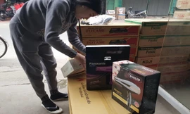 Đồ gia dụng nhái bán tràn lan số lượng lớn tại thị trấn Thổ Tang 