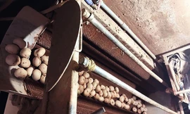 Tiểu thương nhập lượng lớn khoai tây Trung Quốc vào chợ nông sản Đà Lạt rồi rửa sạch và dùng máy móc tẩm đất đỏ Đà Lạt