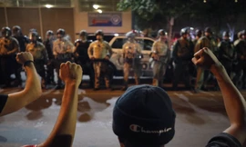 Người biểu tình giơ nắm đấm trong cuộc tập trung hôm 1/6 ở Las Vegas Ảnh: AP 