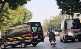 Xe hợp đồng Limousine hãng X.E Việt Nam và Hà Hải đứng bắt trả khách thường xuyên trên đường Trần Nhân Tông