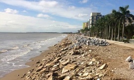 Bờ kè bãi biển Hải Tiến –Thanh Hóa Ảnh: Minh Châu