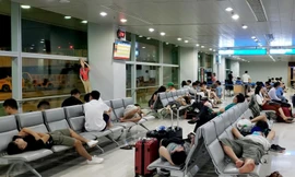 Hành khách vạ vật tại sân bay Phú Quốc đợi chuyến bay bị trễ so với kế hoạch ngày 1/7 Ảnh: Phạm Thanh