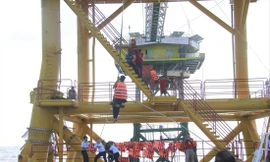 Đại biểu nhà báo, phóng viên leo thang dây lên Nhà giàn DK1/16. Ảnh: Trường Phong