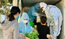 “Phiên chợ 0 đồng” đến với người dân khu phong tỏa Ảnh: H.V 