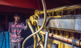 Thuyền trưởng Thanh lấm lem dầu mỡ và vật vã vì máy thủy Trung Quốc Ảnh: L.V.C 