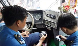 Lực lượng Thanh tra Giao thông kiểm tra dữ liệu thiết bị giám sát hành trình trên xe ô tô Ảnh minh hoạ: ST