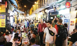 Phố đêm Tạ Hiện 