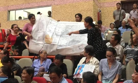 Người dân dựa trên bản đồ quy hoạch cho rằng nhà đất bị giải tỏa tại 5 khu phố thuộc 3 phường An Khánh, Bình An, Bình Khánh ngoài ranh khu ĐTM Thủ Thiêm. Ảnh: Huy Thịnh