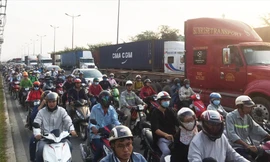 Lưu thông bên cạnh xe container là nỗi sợ hãi của người đi xe máy. Ảnh: Ngô Bình 