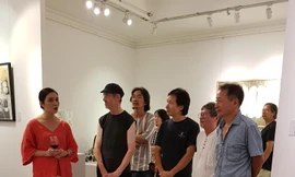 Thứ hai từ trái qua: họa sĩ Christian Lemoine, Lê Anh Quân và Vương Văn Thạo Ảnh: An An 