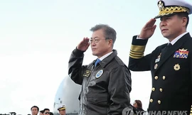 Tổng thống Hàn Quốc Moon Jae-in (thứ hai từ phải sang) tại cuộc diễn tập của hạm đội quốc tế tại đảo Jeju, Hàn Quốc Ảnh: Yonhap