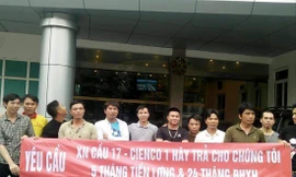 Mới đây, một số lao động tại công ty của Cienco1 kéo tới trụ sở tổng công ty căng biển đòi lương và nợ bảo hiểm xã hội Ảnh: Dương Hưng