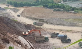 Công trường khai thác “lậu” khoáng sản ở Quang Sơn