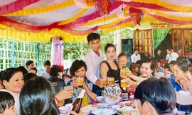 Tiệc sinh nhật to như tiệc cưới Ảnh: NVCC 