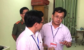 Bị can Nguyễn Quang Vinh (phải), tổ trưởng tổ chấm thi trắc nghiệm tỉnh Hòa Bình đã bị bắt từ tháng 8/2018 Ảnh: Nghiêm Huê