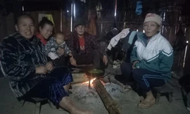 Người dân bản Ché Lầu, xã Na Mèo, huyện Quan Sơn sưởi ấm bên bếp lửa trong khi giá rét kéo dài. Ảnh: Hoàng Lam 