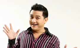 Chen lấn chụp hình livestream tại đám tang Anh Vũ: Vô duyên hay vô cảm?