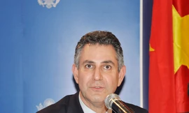 Thứ trưởng Thương mại Mỹ Francisco Sanchez Ảnh: Đ.P