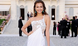 Bồ Ronaldo diện váy trắng tinh khôi