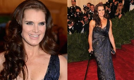 Bồ cũ của Michael Jackson chống nạng trên thảm đỏ