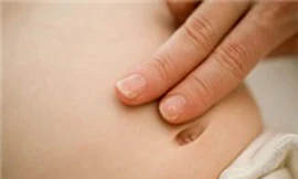 Cắt khối u buồng trứng nặng sáu kg