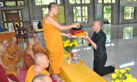'Nhà sư bị khóa môi' định tự tử vì áp lực dư luận