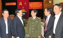 Chủ tịch nước và các đại biểu trao đổi bên lề buổi làm việc Ảnh: Nguyễn Huy