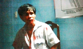 Chú thích ảnh (ảnh ) Phụ xe Hòa nằm điều trị tại bến xe Đà Nẵng Anh Hòa người đầy máu lúc làm việc với cơ quan chức năng tối 6/8