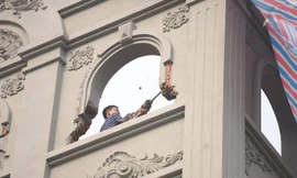 Công nhân tháo dỡ phần xây dựng sai phép ở căn biệt thự BT 1 của gia đình ông Hóa.