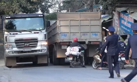 Sau khi báo Tiền Phong phản ánh, chiều ngày 19/1,Thanh tra GTVT quận Bắc Từ Liêm đã phát hiện nhiều trường hợp vi phạm với trọng tải vượt gấp rưỡi, gấp đôi mức cho phép.