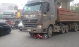 Vụ tai nạn thương tâm xảy ra tại ngã tư Quang Trung, Lê Trọng Tấn (Hà Đông, Hà Nội) giữa xe tải và xe máy khiến một người phụ nữ tử vong.