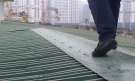 Nhiều tháng nay, 120 hộ dân ở khu chung cư G9 Xuân Đỉnh (Bắc Từ Liêm, Hà Nội) phải leo lên nóc nhà để đi lại 