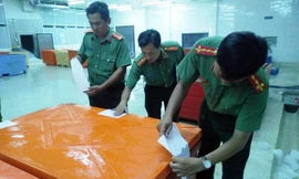 Lực lượng chức năng phát hiện, thu giữ tôm chứa tạp chất tại Cà Mau.