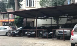 Sáu xe công biển xanh của Sở LĐTB&XH "nằm chuồng" chờ ngày bàn giao cho thành phố, còn các lái xe cũng phải bố trí công việc mới.