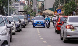 Đường Nguyễn Đình Chiểu (kéo dài), lòng đường trở thành nơi đỗ xe ô tô, vỉa hè nơi đỗ xe máy