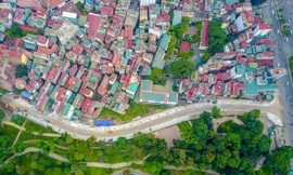 Dù chỉ dài 600m tuyến đường Nguyễn Đình Chiểu (kéo dài) chạy dọc công viên Thống Nhất nối với Đại Cổ Việt (Hai Bà Trưng, Hà Nội) chính thức được thông xe sau gần 20 năm từ ngày được phê duyệt.