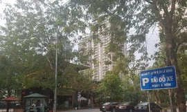 Cắm biển là bãi đỗ xe ngày đêm nhưng kỳ thực chỉ là nơi để xe của khách nhà hàng.