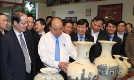 Chiều 8/4, Thủ tướng Chính phủ Nguyễn Xuân Phúc đã tới thăm Công ty cổ phần gốm Chu Đậu, một trong những cái nôi của nghề gốm Việt Nam từng bị đã thất truyền suốt 400.