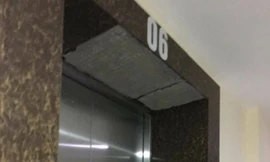 Gạch ốp tường chung cư rơi làm bé trai phải nhập viện