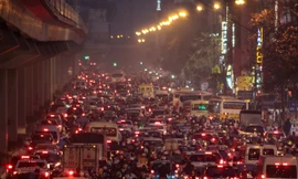 Tết đang đến gần, vấn đề giao thông luôn là tâm điểm của sự chú ý, công trình đường sắt trên cao chưa thể hoàn thiện trong năm nay cũng ngổn ngang khiến giao thông trở nên ái ngại.