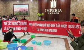 Cơ quan chức năng Hà Nội, yêu cầu cấp nước cho dân chung cư mang xô chậu xuống sảnh gội đầu.