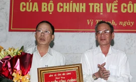 Ông Lữ Văn Hùng (phải) giữ chức Bí thư Tỉnh ủy Hậu Giang nhiệm kỳ 2015 – 2020 thay ông Trần Công Chánh (trái) nghỉ hưu trước tuổi từ ngày 1/1/2018. 