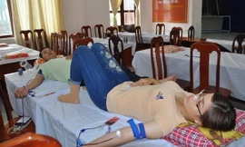 nhiều hình ảnh đẹp là các cặp vợ chồng cùng nhau hiến máu với mong muốn làm gương cho đồng nghiệp, con cháu và giúp người.