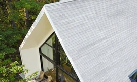 Ngắm căn nhà 140m2 bên hồ bằng gỗ tuyết tùng trắng hiếm có