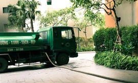 Mới đầu hè, Hà Nội phải dùng xe téc cứu ‘khát’ cho các khu đô thị 