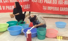 Gội đầu ở sảnh chung cư để phản đối chủ đầu tư.