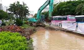 Đơn vị thi công xén dải phân cách nhưng xén luôn cả đường ống nước sinh hoạt