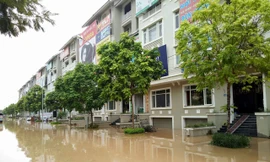 Cảnh ngập nặng ở khu vực các dãy biệt thự, nhà liền kề ở khu Geleximco- Lê Trọng Tấn sáng nay. (Trong hình toàn bộ các hầm để xe chìm trong biển nước)-Ảnh Hà Trang